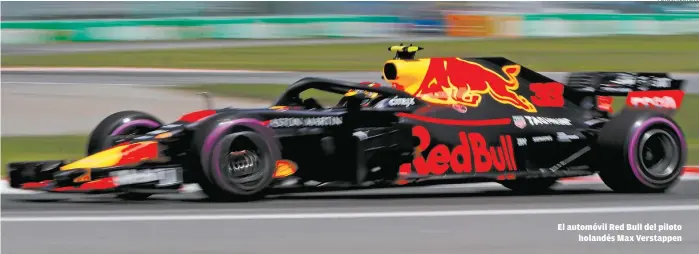  ??  ?? El automóvil Red Bull del piloto holandés Max Verstappen