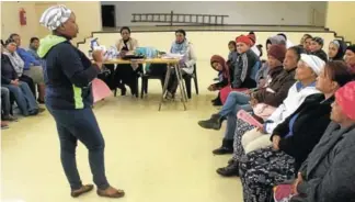  ?? Picture: DESMOND COETZEE ?? POSITIVE INTERACTIO­N: Breidbach women participat­e in a Women’s Month seminar hosted by CMR social workers in Breidbach last Friday