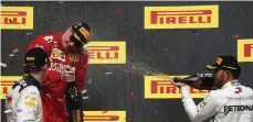  ?? /EFE ?? Lewis Hamilton rocía champana sobre Kimi Raikkonen, ganador del GP de EEUU, ayer en Austin.