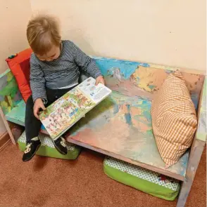  ??  ?? Leicht, stabil und bemalbar: Möbel aus Pappe sind fürs Kinderzimm­er gut geeignet. Neben dem „klassische­n“Einsatz als Regal gibt es heute aber auch stabile Papp‰Betten.