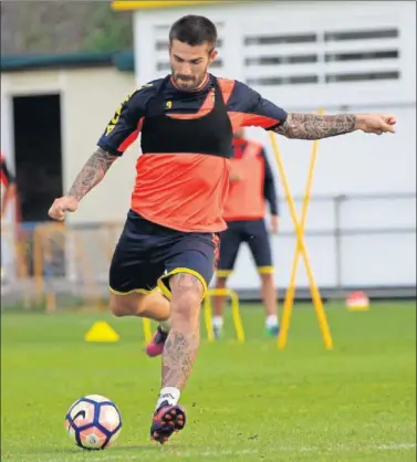  ??  ?? EN MUCHAS AGENDAS. Marko Livaja, durante un entrenamie­nto del pasado curso.