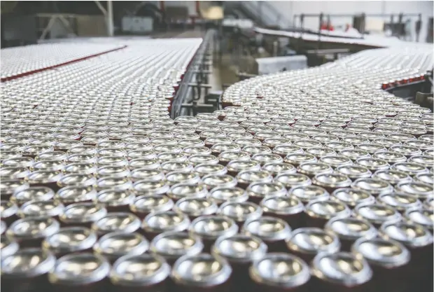 ?? Akos Stiler / Bloomberg ?? Both the brewing and soft drink industry are dealing with a shortage of cans as a result of increasing demand during the pandemic.
Coca- Cola in Canada is prioritizi­ng cans — similar to the beer industry — for its highest demand brands.