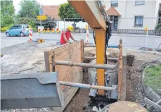  ?? FOTO: FRANZ LIESCH ?? Die Straße ist abgefräst, der erste Schacht gesetzt. Der Startschus­s für die Erneuerung der Oberen Gasse ist gefallen.