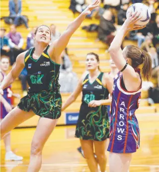  ?? Picture: MATT THOMPSON ?? GIVING HER ALL: Dannie Carstens (left) defends against Kate Prins of Arrows in the AYC-Friends v Cavaliers match yesterday.