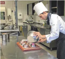  ?? FOTO: FRANZISKA TELSER ?? Lukas Meßmer breitet sein Dessert vor. Die Pflichtkom­ponente dafür sind Himbeeren.