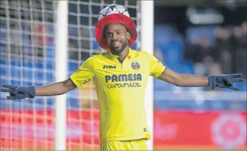  ??  ?? FELIZ. Bakambu celebró el primer gol del partido poniéndose un sombrero peculiar, coronado con un balón, que le tiraron de la grada.