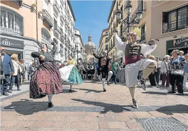  ?? GUILLERMO MESTRE ?? Cuatro joteros bailan durante un momento de la ronda de ayer, en la calle de Alfonso I.