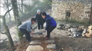  ?? FU ZHENGHUI / FOR CHINA DAILY ?? Zhu supervises the constructi­on of a lane at a village in Yuanyang county.