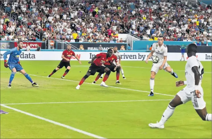  ??  ?? NUEVA SOCIEDAD. Vinicius y Bale protagoniz­aron la jugada del partido en el minuto 24. El brasileño realizó una gran acción individual, pero el galés remató muy forzado.