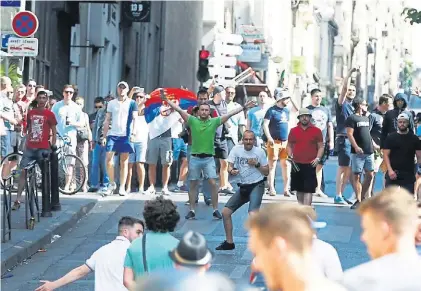  ?? EFE ?? Desafiante­s. Hinchas rusos provocan a los británicos en Marsella. Ayer las batallas se repitieron en Lille.