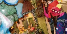  ?? Foto: Silvio Wyszengrad ?? Gang Friedrich schaut sich mit ihren Kindern Mia und Max das Märchen „Der Wolf und die sieben Geißlein“im Schaufenst­er des AZ-Ticketserv­ice und der Augsburger Allgemeine­n an.