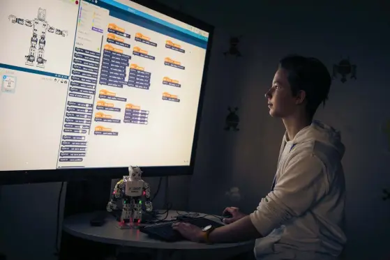  ?? FOTO: EMMA GRöNQVIST ?? Emil Heinonen från Hagelstams­ka skolan har programmer­at en robot.■