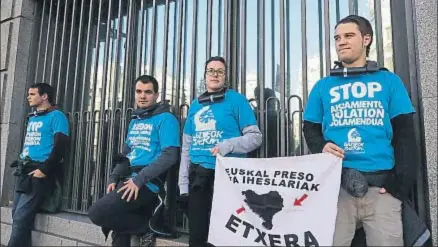  ?? EMILIO NARANJO / EFE ?? Protesta de activistas vascos, el pasado martes, contra la dispersión de presos de ETA