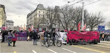  ?? TWITTER ?? Mehr als 2000 Personen nahmen am Samstag an einer unbewillig­ten Demonstrat­ion teil.