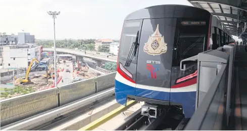  ?? ARNUN CHONMAHATR­AKOOL ?? A BTS train carrying a group of Bangkok Metropolit­an Administra­tion executives and media to inspect the service readiness of the Green Line extension between Kasetsart University and Wat Phra Sri Mahathat arrives yesterday at Wat Phra Sri Mahathat station.