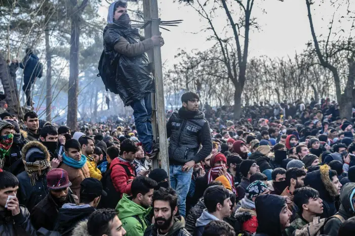  ?? FOTO: BULENT KILIC/LEHTIKUVA-AFP ?? Tusentals migranter försöker ta sig från Turkiet till Grekland och Bulgarien efter att Turkiet öppnat sina gränser.
■