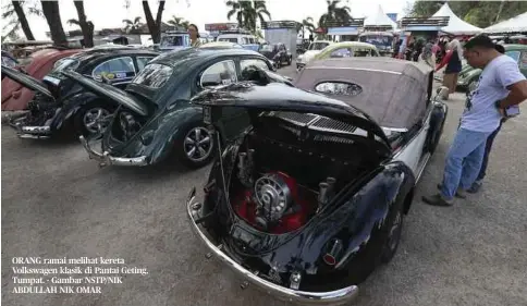  ?? ?? ORANG ramai melihat kereta Volkswagen klasik di Pantai Geting, Tumpat. - Gambar NSTP/NIK ABDULLAH NIK OMAR