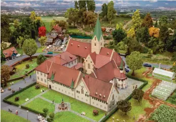  ?? FOTO: MANFRED DANNER / FALLER ?? Voraussich­tlich ab November wird der Bausatz für das Kloster Blaubeuren erhältlich sein. Er besteht aus etwa 1300 Teilen und soll auf 1000 Stück limitiert sein.