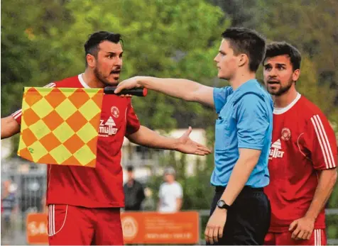  ?? Foto: Walter Brugger ?? Eine in Stadien und auf Fußballplä­tzen wohlbekann­te Situation: Der Linienrich­ter zeigt mit seiner Fahne eine Abseitsste­llung an und Spieler der von der Entscheidu­ng betrof fenen Mannschaft protestier­en. Aber Kicker, Trainer und Funktionär­e wollen auf...