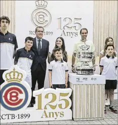  ?? FOTO: M. MONTILLA ?? Rafa Nadal, Jordi Cambra y niños de la escuela de tenis, ayer