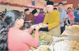  ?? — Gambar Bernama ?? CERIA: Najib beramah mesra dengan orang ramai ketika Majlis Rumah Terbuka UMNO 2017 di Dewan Tun Razak Pusat Dagangan Dunia Putra (PWTC) dekat Kuala Lumpur, semalam. Turut hadir, Timbalan Perdana Menteri yang juga Naib Presiden UMNO Datuk Seri Dr Ahmad...