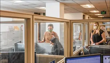  ?? ALEX WELSH / NEW YORK TIMES ?? Companies have long created desk systems designed to foster greater collaborat­ion. Now, they want to remove chairs and desks and install dividers between remaining desks.