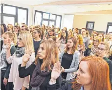  ?? FOTO: AXEL PRIES ?? Hand hoch zum Schwur: Die jungen Lehrkräfte legen bei der Begrüßungs­zeremonie den Amtseid ab.