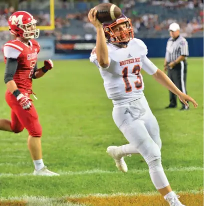  ?? | PATRICK GLEASON/ FOR THE SUN- TIMES ?? Brother Rice quarterbac­k Dino Borrelli darts into the end zone to score a touchdown against Marist.