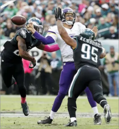  ?? CHRIS SZAGOLA — THE ASSOCIATED PRESS FILE ?? Eagles linebacker Mychal Kendricks (95) believes he was underutili­zed last season, despite plays like this last October when his pass rush contribute­d to Vikings quarterbac­k Sam Bradford fumbling the ball.