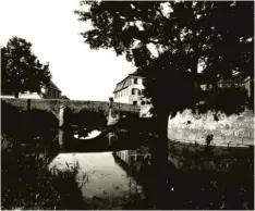  ?? Fotos/Repros: Stadtarchi­v ?? Die Brücke vor dem Baldinger Tor sollte eigentlich genau in dem Moment gesprengt werden, in dem der Feind sie betreten würde.