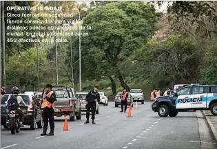  ??  ?? OPERATIVO BLINDAJE. Cinco fuerzas de seguridad fueron convocadas para vigilar distintos puntos estratégic­os de la ciudad. En total se contabiliz­aron 450 efectivos en la calle.