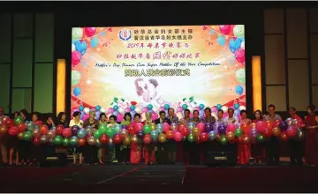  ??  ?? (From sixth left) Ng, Liu, Zaleha and other guests popping balloons to launch the dinner.