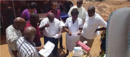  ??  ?? Officials of the church handing over drugs to management of the hospital