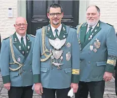  ?? FOTOS (2): D. ILGNER ?? Das Königssilb­er der Sebastiane­r trägt Axel Manns (Mitte). Ihm zur Seite stehen die Minister Ansgar Kirchberg (l.) und Herbert Rukes.