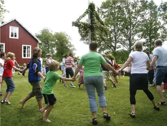  ?? Bild: ANNIKA KARLBOM ?? DANS RUNT STÅNGEN. Grimetons hembygdsfö­rening inleder sitt midsommarf­irande vid den forna skolan Bäckaslätt (bild från 2010) som nu är museum.