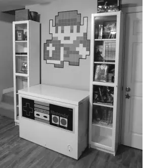  ??  ?? She added an 8-bit Link (from The Legend of Zelda) to the wall above the freezer.