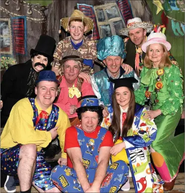  ?? Photos by Michelle Cooper Galvin ?? RIGHT:
Members of the Marian Players Rathmore: Shane Dillane, Jim Kelly, Eimear Naughton, (CENTRE) Mary Healy, Brian Kelly, Gene O’Leary, Carmel O’Keeffe, (BACK) David O’Connor and Mike Cronin at rehearsal’s for their Panto.