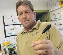  ?? JOE CAVARETTA/STAFF PHOTOGRAPH­ER ?? Daniel Drake, a state-licensed wildlife rescuer who provides his services for free, shows one of the arrows he removed from the iguana he rescued in Plantation on Wednesday.