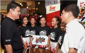  ??  ?? Winning
team: Kan (right) and Ng chatting with last year’s champions at the official launch of CHEER 2017 in Kuala Lumpur.