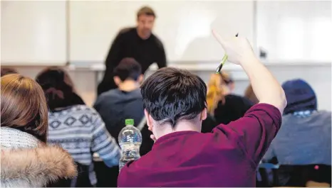  ?? FOTO: SEBASTIAN KAHNERT/DPA ?? Der Lehrermang­el hat den Kreis Sigmaringe­n erreicht. Schulamtsl­eiter Gernot Schultheiß spricht im Interview über die Folgen.