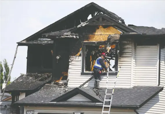  ?? PHOTOS: JIM WELLS ?? Investigat­ors probe a house fire on Oakmere Close in Chestermer­e on Friday after an overnight blaze at the property where two brothers and their families were staying.