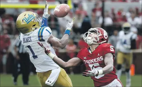  ?? Luis Sinco Los Angeles Times ?? ONE OF THE BRIGHT spots in UCLA’s loss to Oklahoma was Darnay Holmes’ intercepti­on of a pass intended for Marquise Brown.