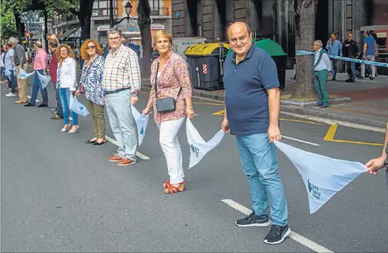  ?? EFE ?? El presidente del PNV, Andoni Ortuzar, acompañado de Itxaso Atutxa y del alcalde de Bilbao, Juan Mari Aburto, en la movilizaci­ón soberanist­a.