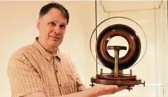  ?? FOTO: CHRISTIANE WEBER ?? Sylk Schneider zeigt ein Gerät zur Demonstrat­ion der Ablenkung einer Magnetnade­l.
