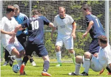  ?? FOTO: HKB ?? Andreas Bischof (Nr. 10) bleibt hier zwar an der Denkinger Defensive hängen, war mit drei Toren aber Matchwinne­r beim 5:1-Sieg der SG Gosheim/Wehingen II. Weitere Bilder unter www.schwaebisc­he.de.