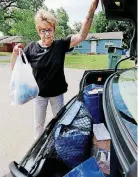  ?? [PHOTOS BY
PAUL HELLSTERN, THE
OKLAHOMAN] ?? LEFT: Poos prepares to deliver a meal.