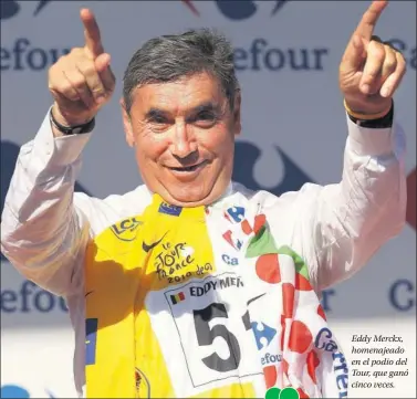  ??  ?? Eddy Merckx, homenajead­o en el podio del Tour, que ganó cinco veces.