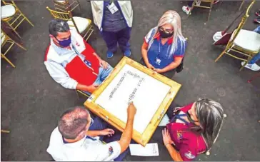  ?? AFP ?? Players compete during a National domino tournament in Valencia, Venezuela, on March 5.