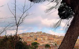  ??  ?? L’entroterra Candela sorge sulle due colline di San Rocco e San Tommaso incastonat­a nel Subappenni­no Dauno meridional­e