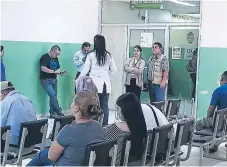  ??  ?? SALA. Pacientes esperan su cita en la sala de salud mental.